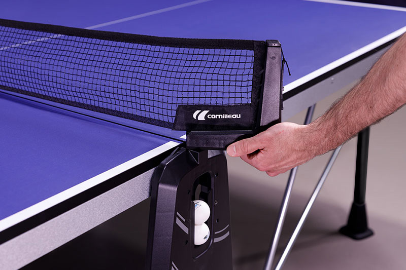Ping pong table with retractable net
