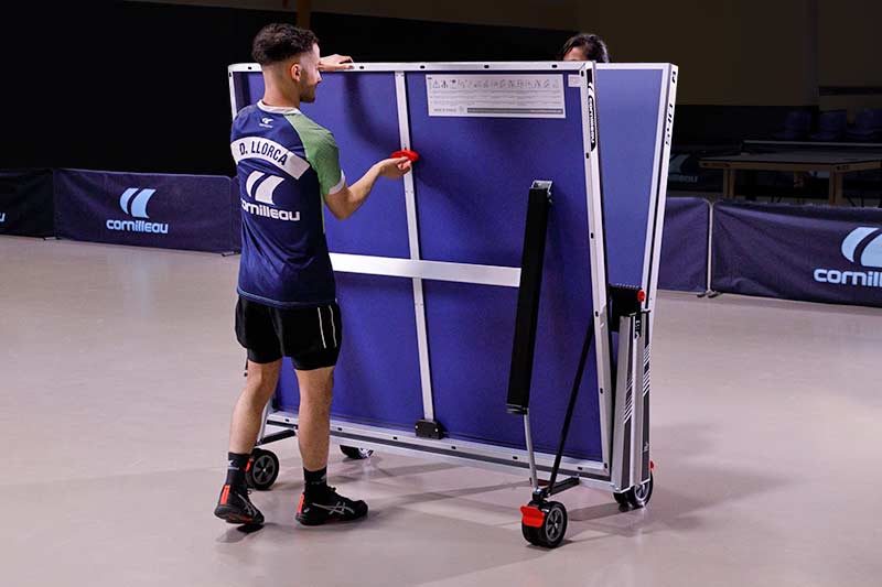 personnes qui ferment une table de tennis de table Cornilleau compétition 540 ITTF