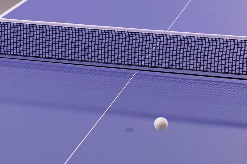 balle qui prend un effet sur table de tennis de table Cornilleau compétition 540 ITTF