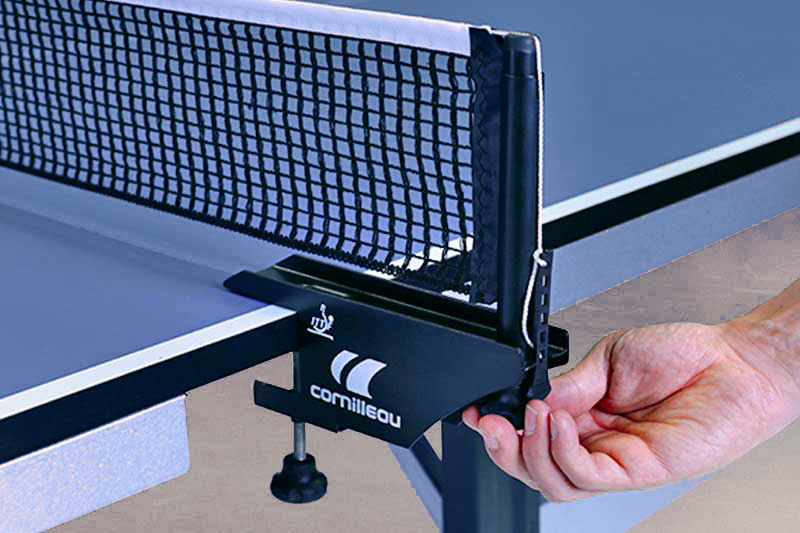 main qui règle le filet de la table de tennis de table Cornilleau compétition 610 ITTF