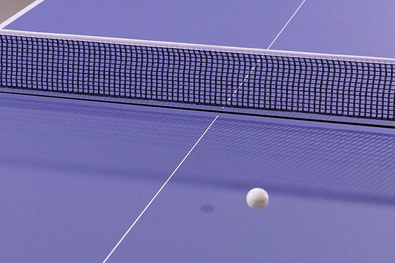 balle qui prend un effet sur table de tennis de table Cornilleau compétition 640 ITTF