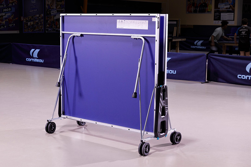 table ping pong Cornilleau 100 indoor qui est repliée
