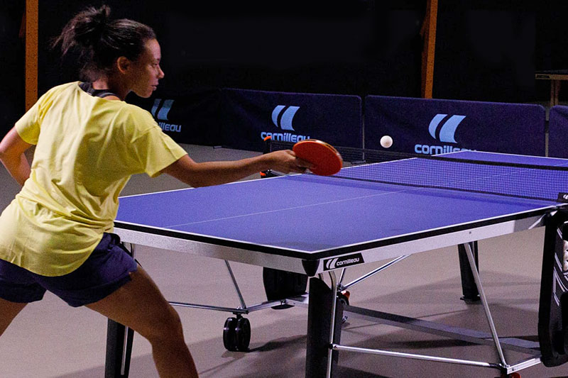 joueuse qui joue sur la table de ping pong Cornilleau 500 indoor