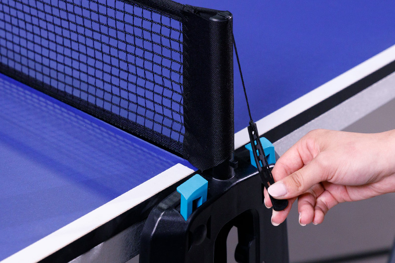 main qui règle la tension du filet de la table de ping pong Cornilleau 100 indoor