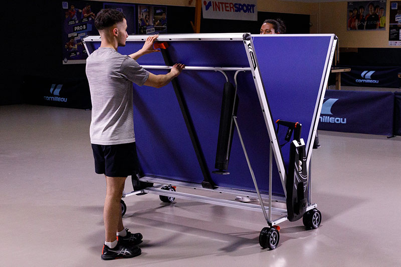 2 personnes qui ouvrent la table de ping pong Cornilleau 500 indoor